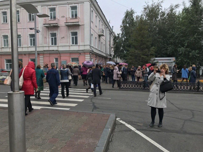 Фролов отказался покидать мэрию во время эвакуации Фролов отказался покидать мэрию во время эвакуации