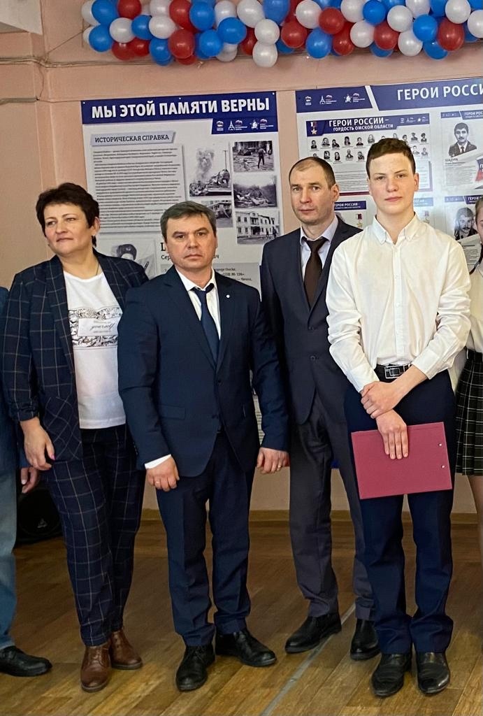 В школе № 138 открыли Аллею Героев и музей В школе № 138 открыли Аллею Героев и музей
