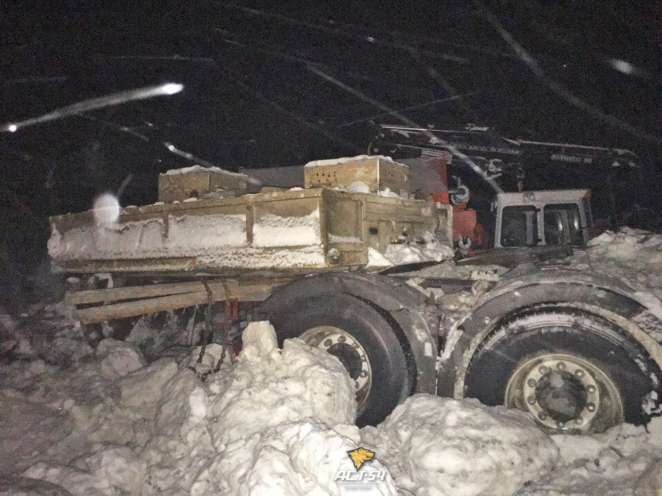 Тягач с омскими номерами, перевозивший в прицепе вездеход, улетел в кювет под Новосибирском