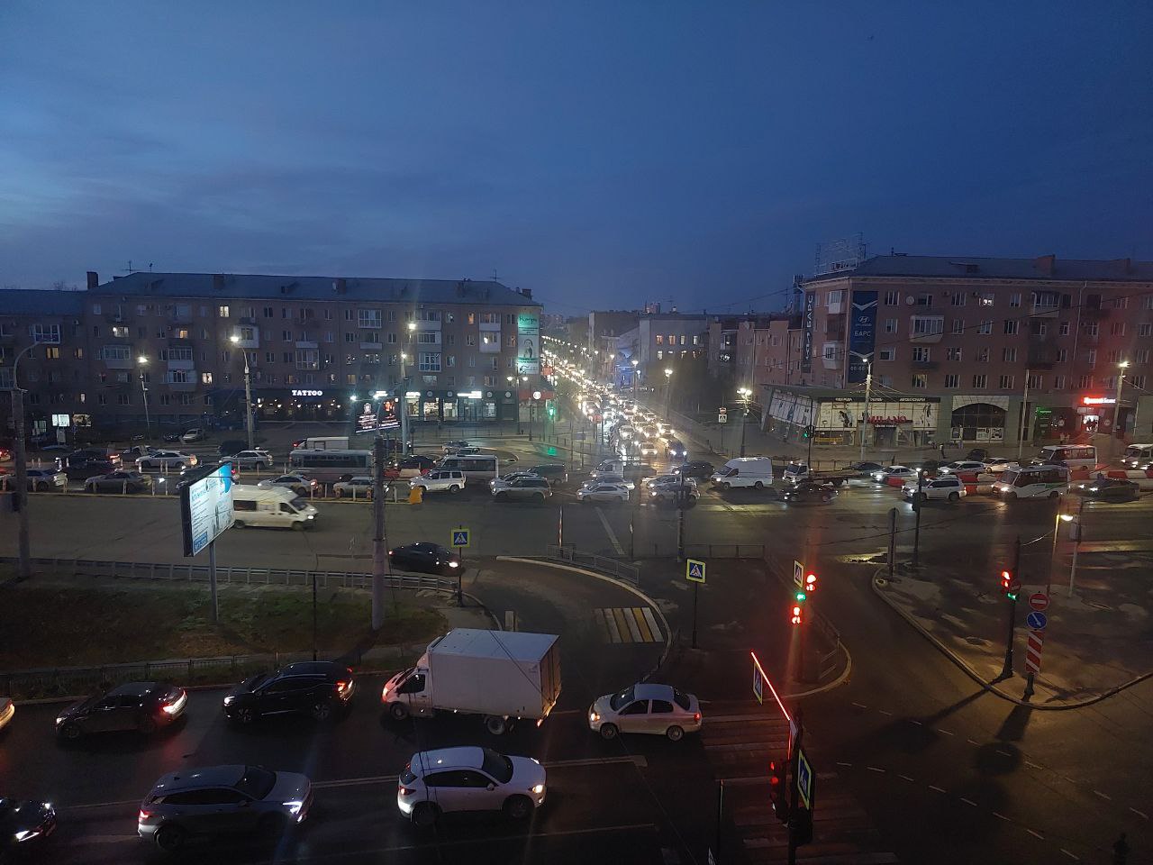 Что стало с пробками перед Ленинградским мостом в Омске после смены полос Что стало с пробками перед Ленинградским мостом в Омске после смены полос