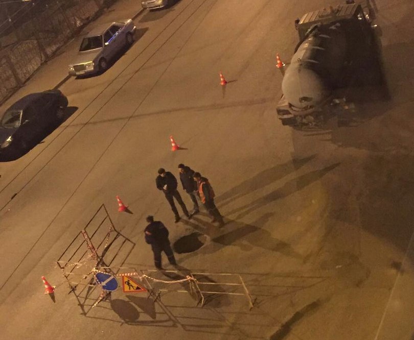 В Омске срочно начали заделывать яму, в которую провалилась «пятнашка» В Омске срочно начали заделывать яму, в которую провалилась «пятнашка»
