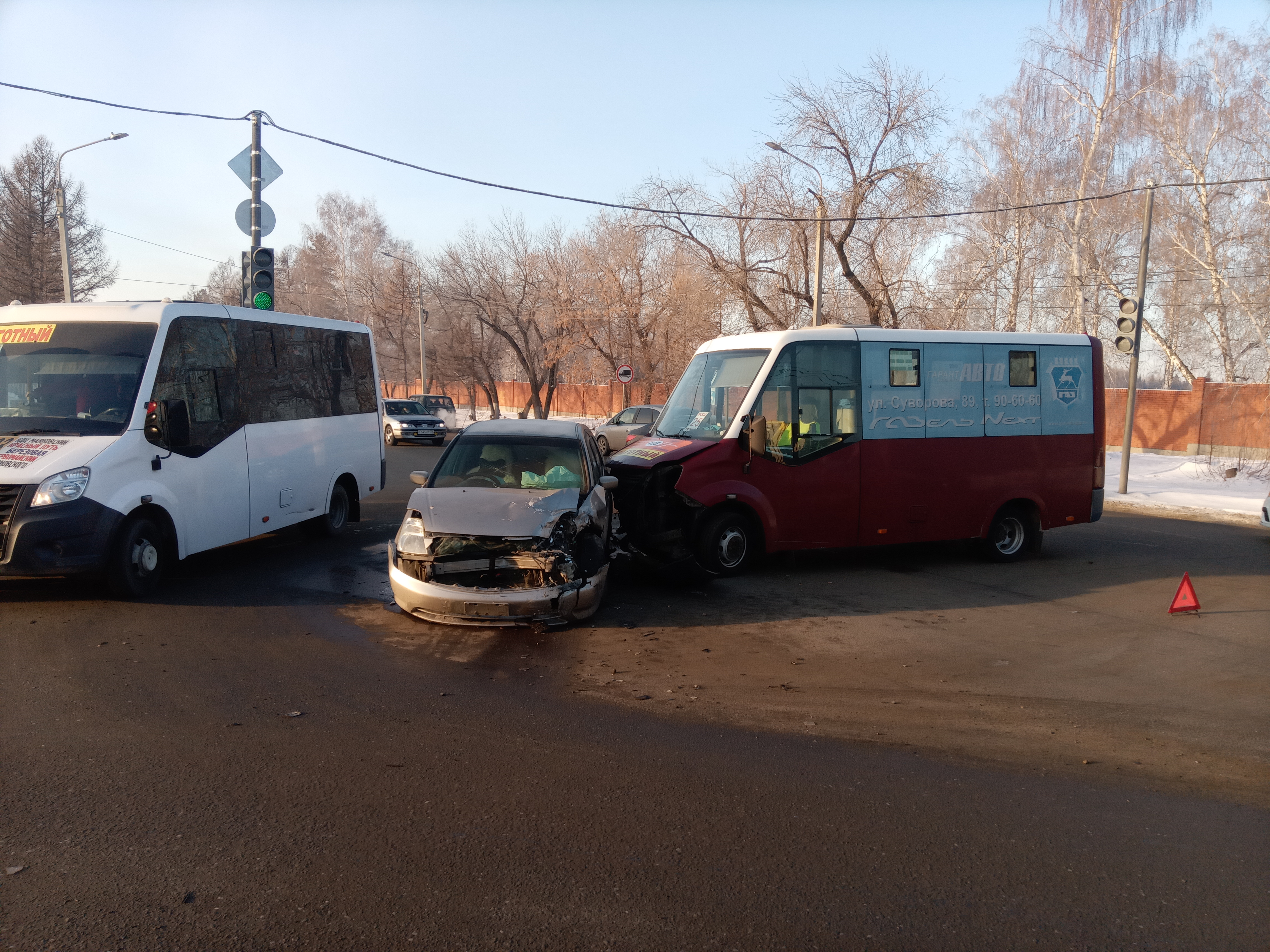 В Омске на оживленном перекрестке жестко столкнулись иномарка и маршрутка В Омске на оживленном перекрестке жестко столкнулись иномарка и маршрутка