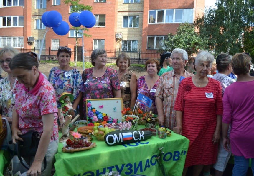 Сквер дружбы народов на один день «сдружил» омских випов Сквер дружбы народов на один день «сдружил» омских випов