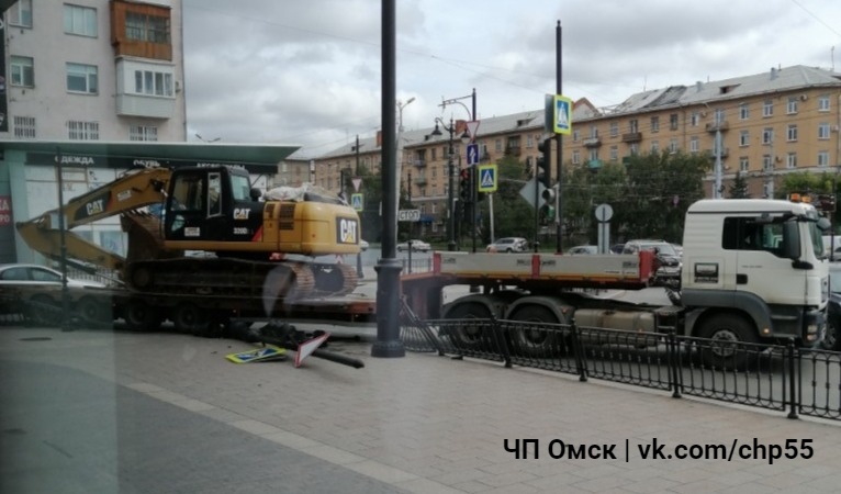 В Омске на Ленинградской площади фура с экскаватором сбила светофор В Омске на Ленинградской площади фура с экскаватором сбила светофор