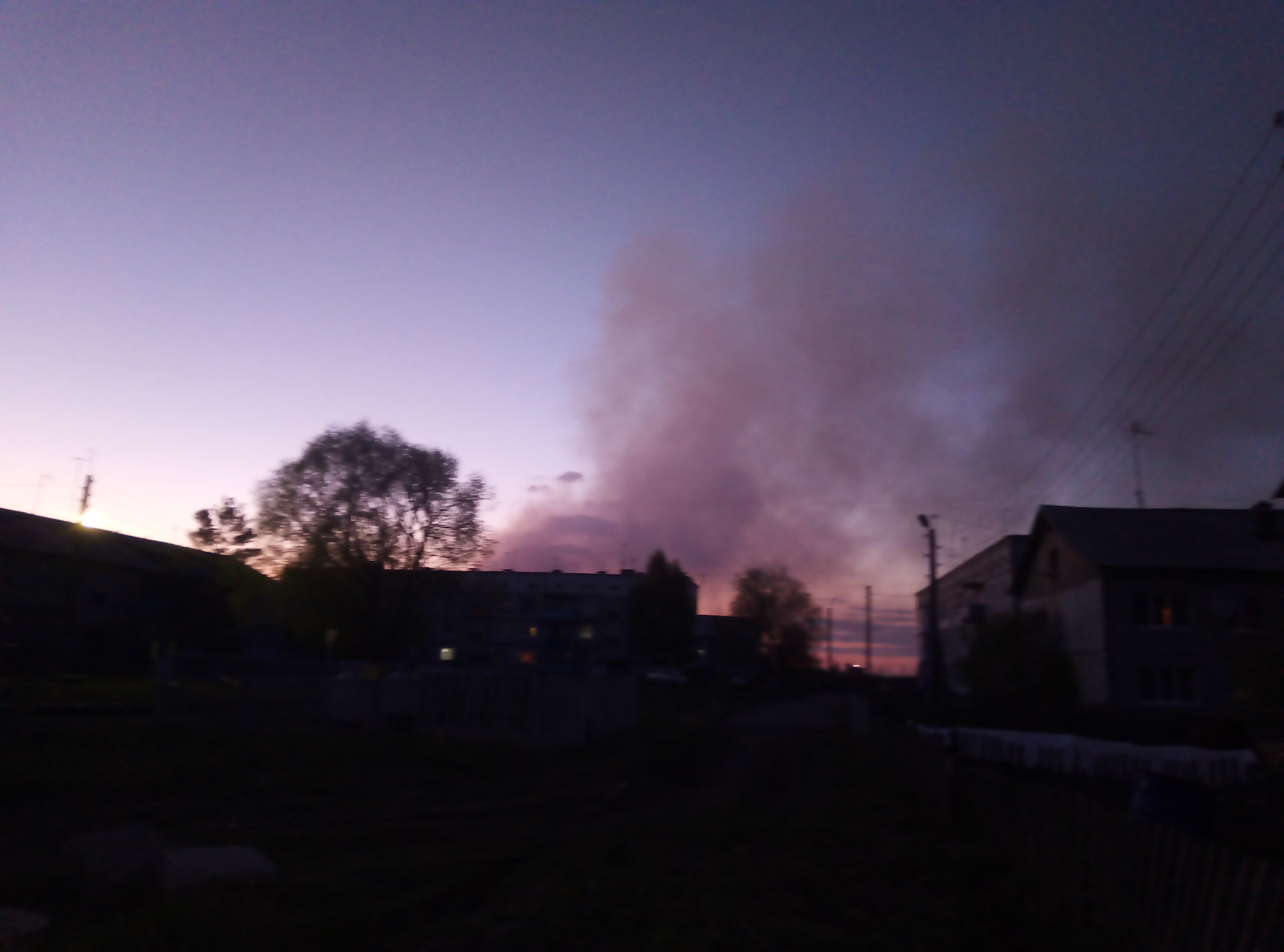 Появились фото и видео крупного пожара на Кировской свалке в Омске