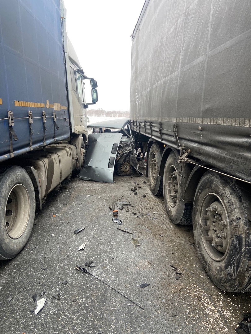На опасной трассе под Омском автомобиль зажало между фурами На опасной трассе под Омском автомобиль зажало между фурами