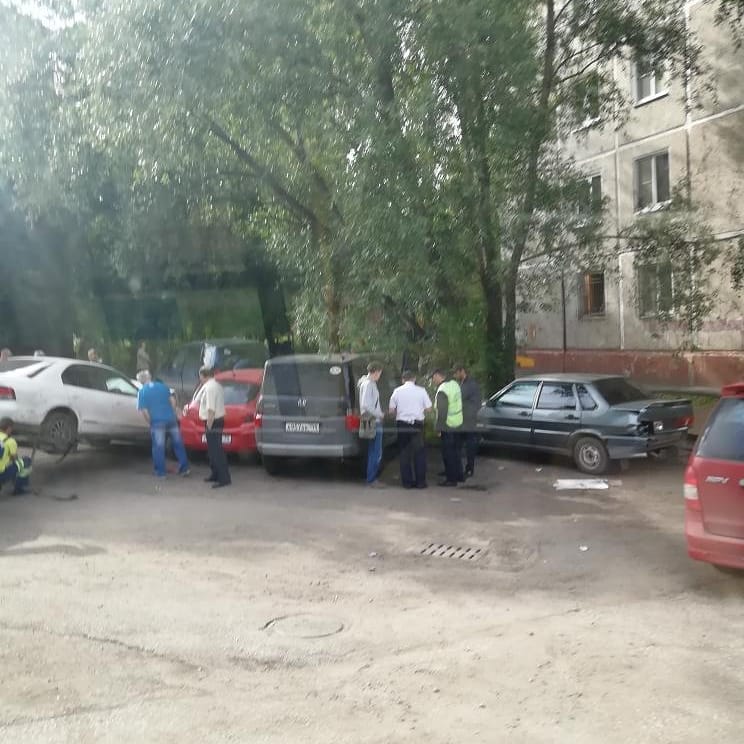 Страйк: в омском дворе из-за аварии образовалось месиво из семи разбитых машин