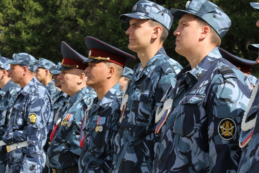 Генерал Корючин посвятил смотр строя и песни омского УФСИНа российскому флагу Генерал Корючин посвятил смотр строя и песни омского УФСИНа российскому флагу