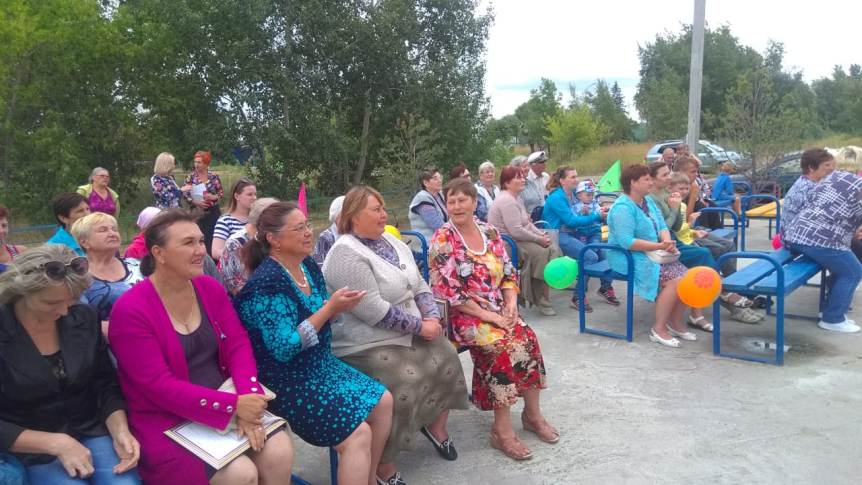 Депутат Инна Гомолко поздравила жителей поселка «Николаевка» с Днем города Депутат Инна Гомолко поздравила жителей поселка «Николаевка» с Днем города