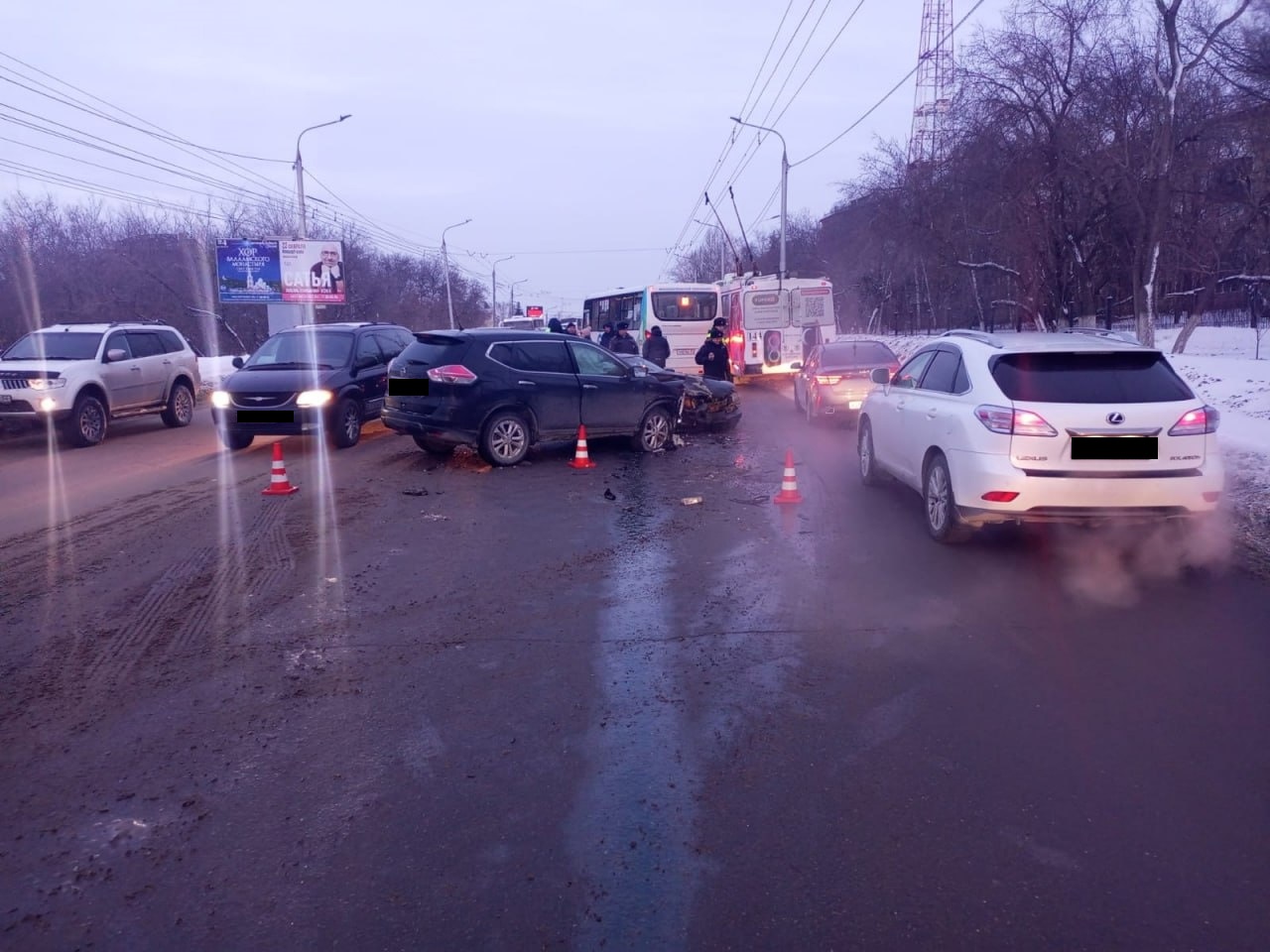Появились фото с места крупной аварии с полным пассажиров автобусом у Телецентра в Омске Появились фото с места крупной аварии с полным пассажиров автобусом у Телецентра в Омске