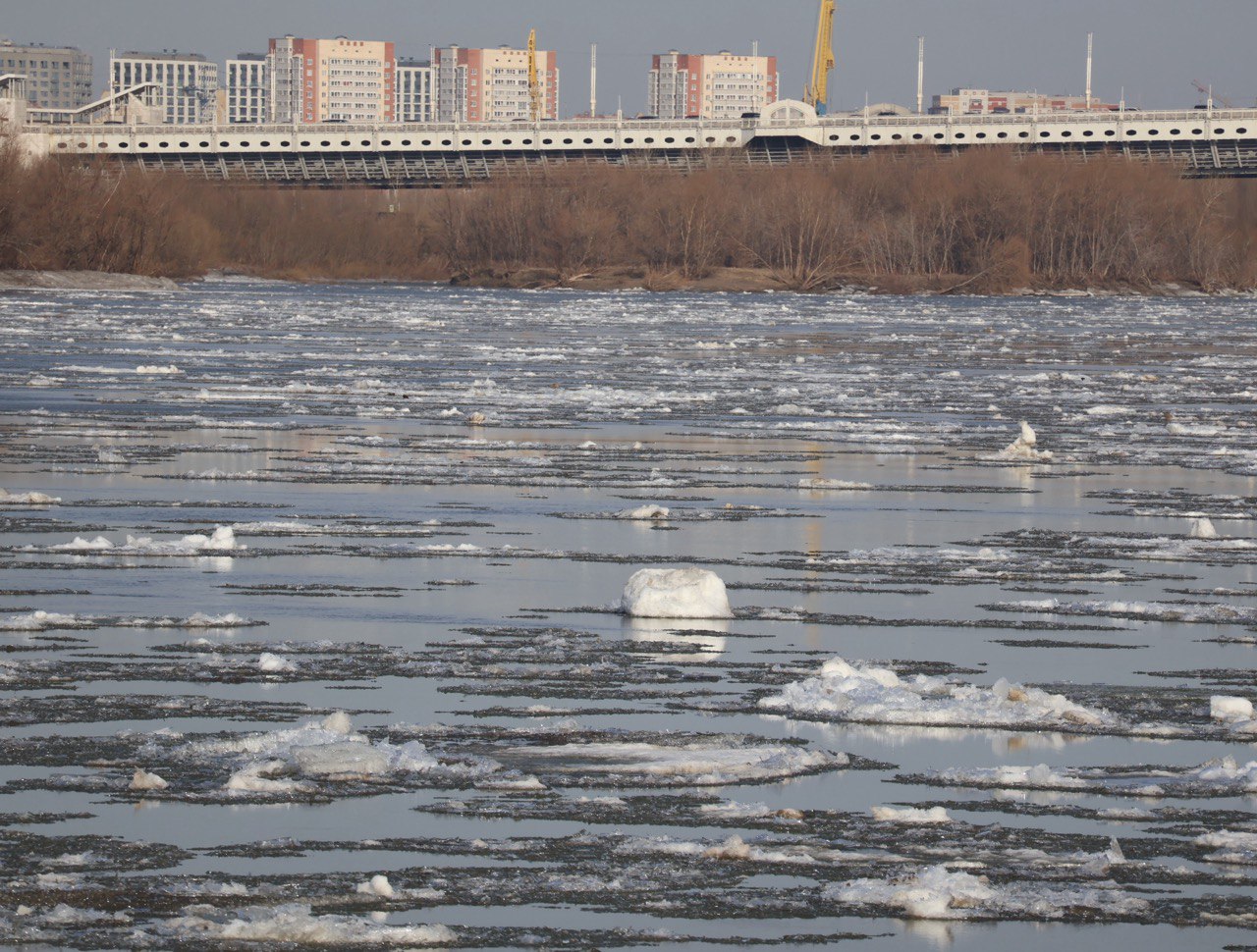 В Омске начался настоящий ледоход В Омске начался настоящий ледоход