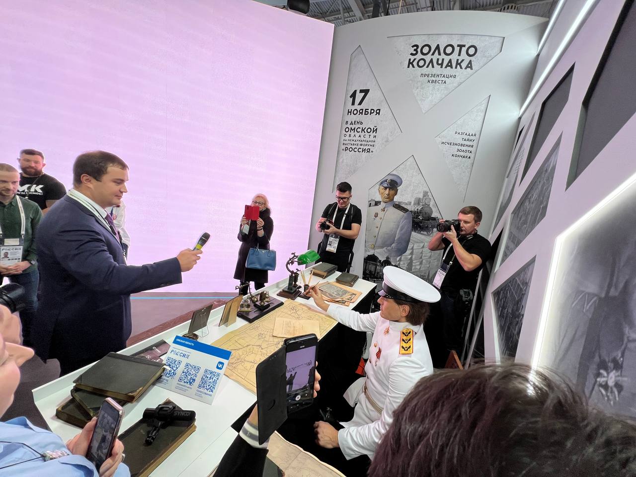 Хоценко провел экскурсию по стенду Омской области на ВДНХ и дал слово Колчаку Хоценко провел экскурсию по стенду Омской области на ВДНХ и дал слово Колчаку