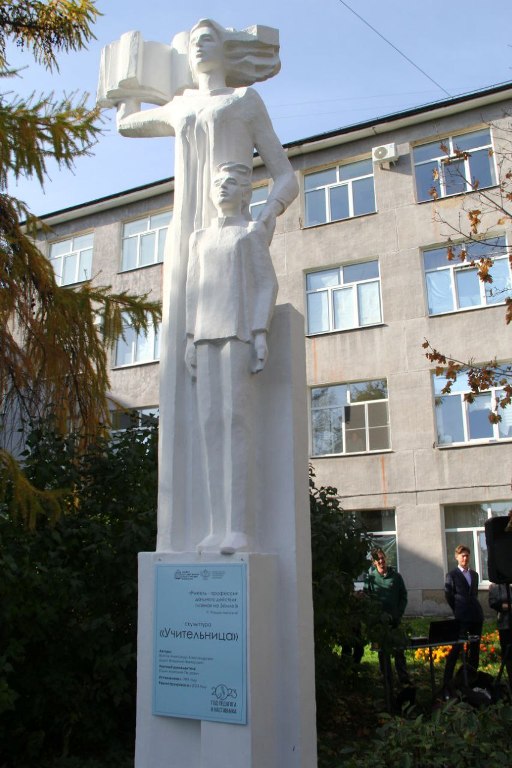 Мэр Омска Сергей Шелест открыл в городе сквер «Педагогов и наставников» Мэр Омска Сергей Шелест открыл в городе сквер «Педагогов и наставников»