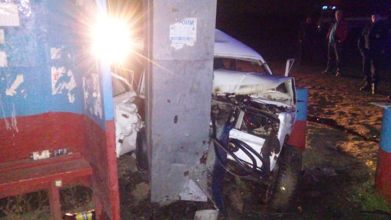 На трассе под Омском «семерка» разбилась об автобусную остановку На трассе под Омском «семерка» разбилась об автобусную остановку