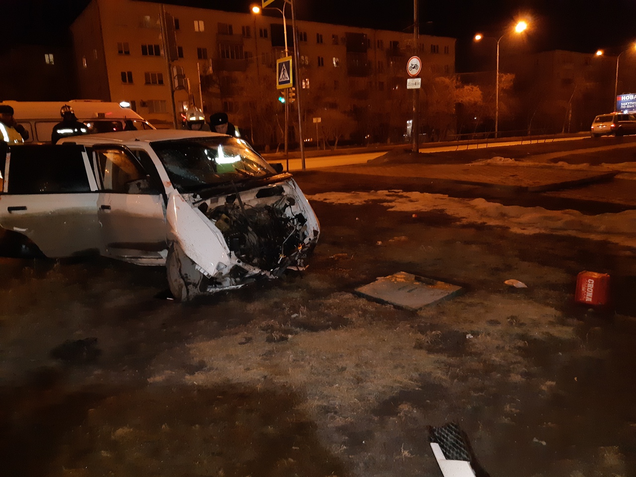 В центре Омска вдребезги разбилась «Мазда» с двумя парнями и девушкой