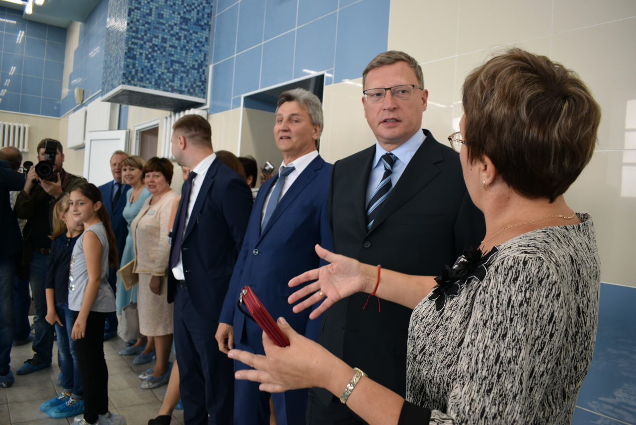 Бурков осмотрел долгожданный бассейн в Калачинске
