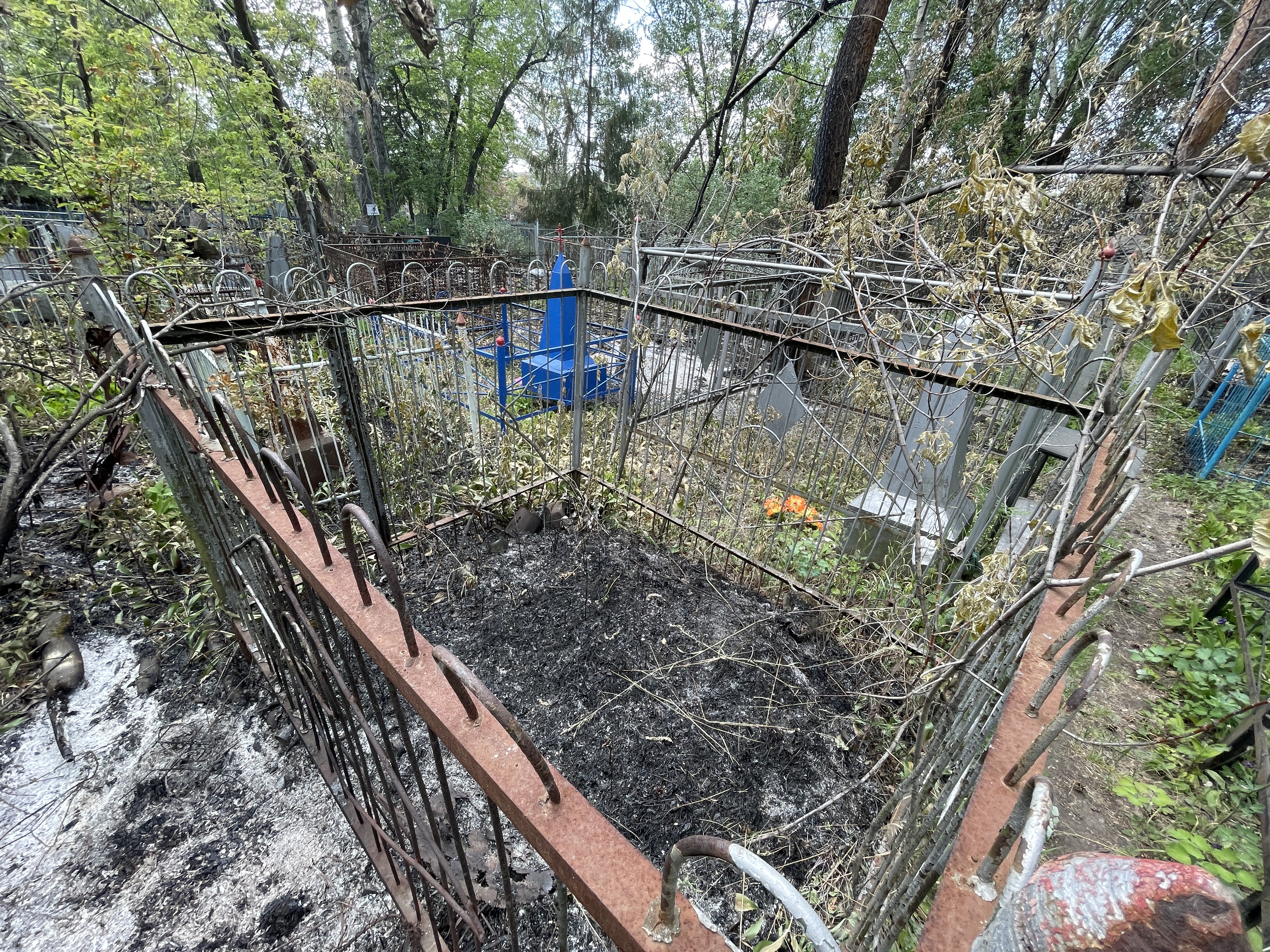 В Омске после пожара на кладбище появились безымянные могилы