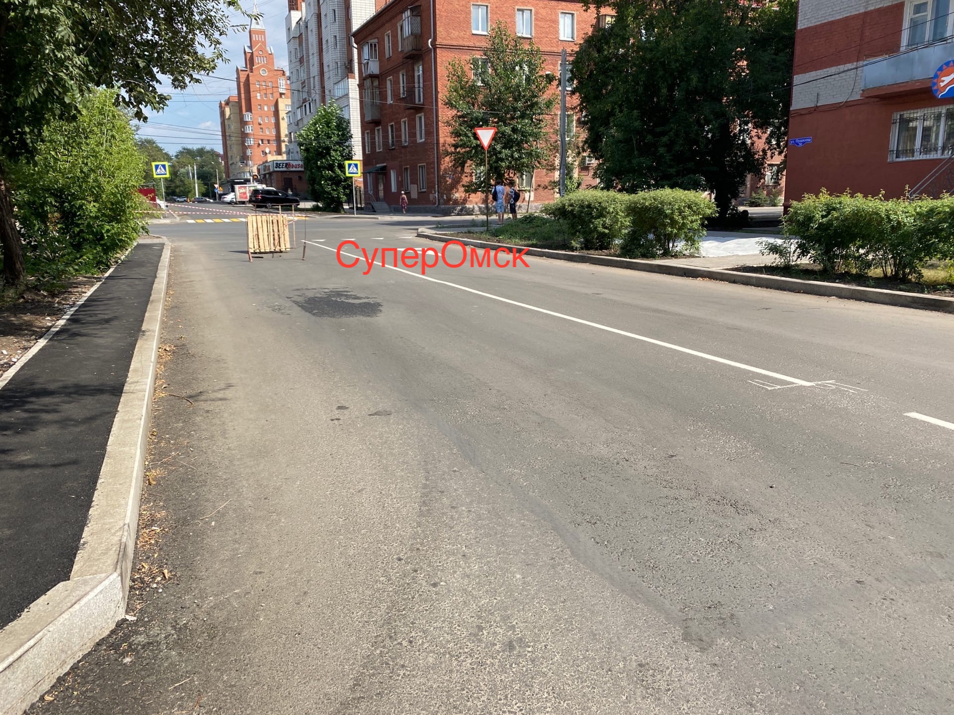 Новая дорога в центре Омска обвалилась после сдачи