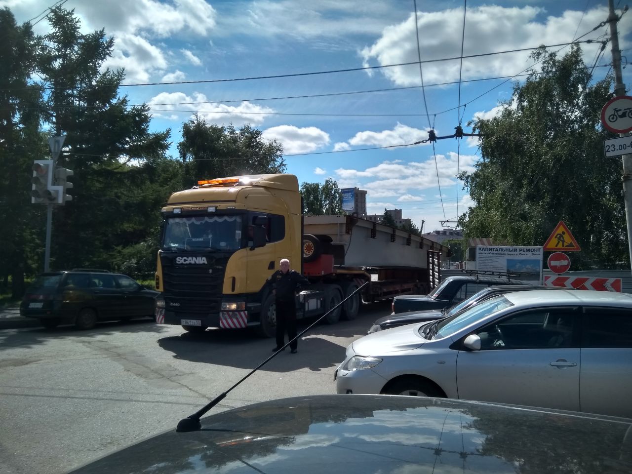 По Омску развозят балки от Юбилейного моста – ФОТО По Омску развозят балки от Юбилейного моста – ФОТО