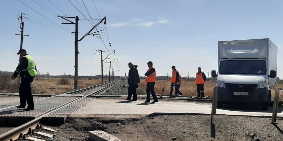 В Омске грузовик влетел в поезд В Омске грузовик влетел в поезд