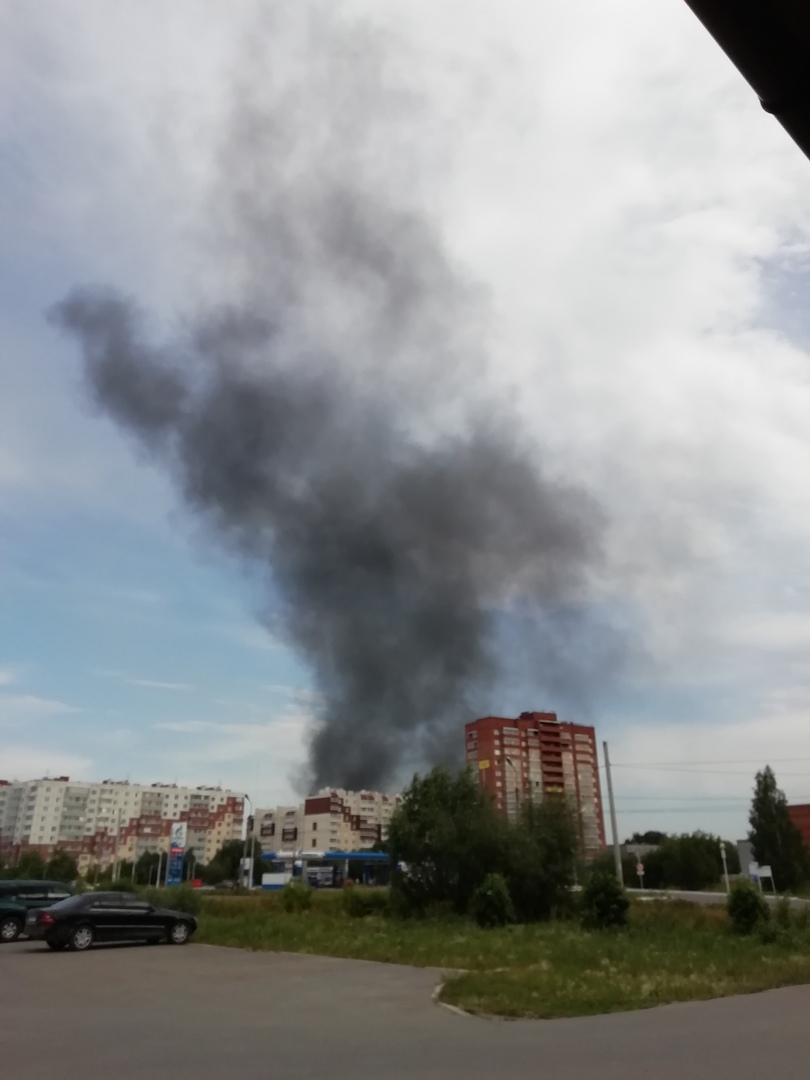 В Омске полыхает ангар В Омске полыхает ангар