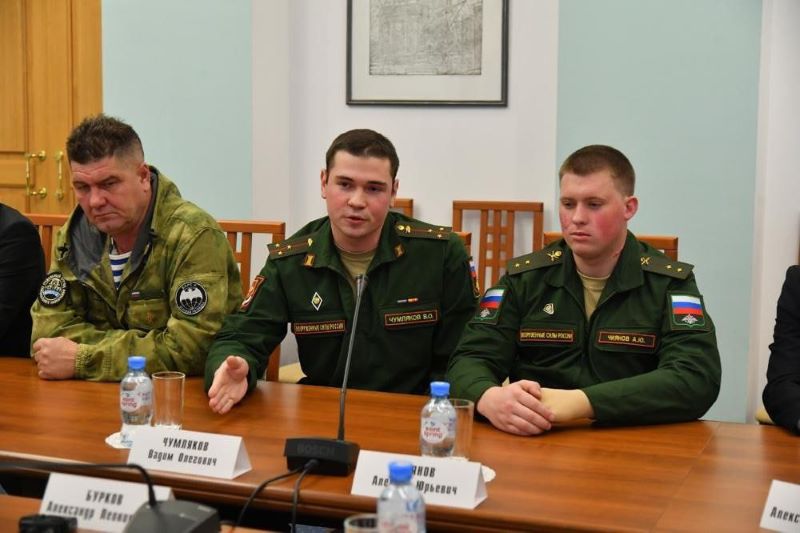 Губернатор Александр Бурков встретился с омичами-участниками СВО