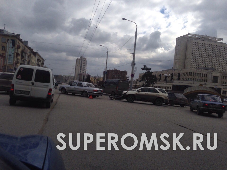 Центр Омска парализован крупной аварией