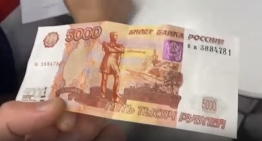 В Омске парочка влюбленных, подозреваемых в сбыте фальшивых денег, нежно обнялись в отделе полиции В Омске парочка влюбленных, подозреваемых в сбыте фальшивых денег, нежно обнялись в отделе полиции