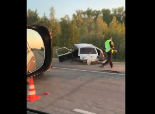 Из-за жесткой аварии на омской трассе вылетела и развалилась машина Из-за жесткой аварии на омской трассе вылетела и развалилась машина