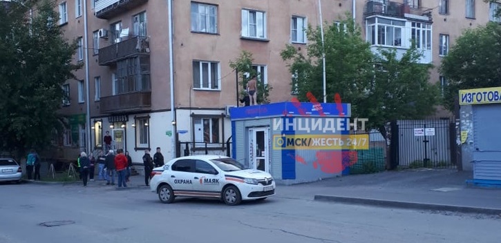 Карлсон уже не тот: омичей взбудоражил голый мужчина на крыше киоска