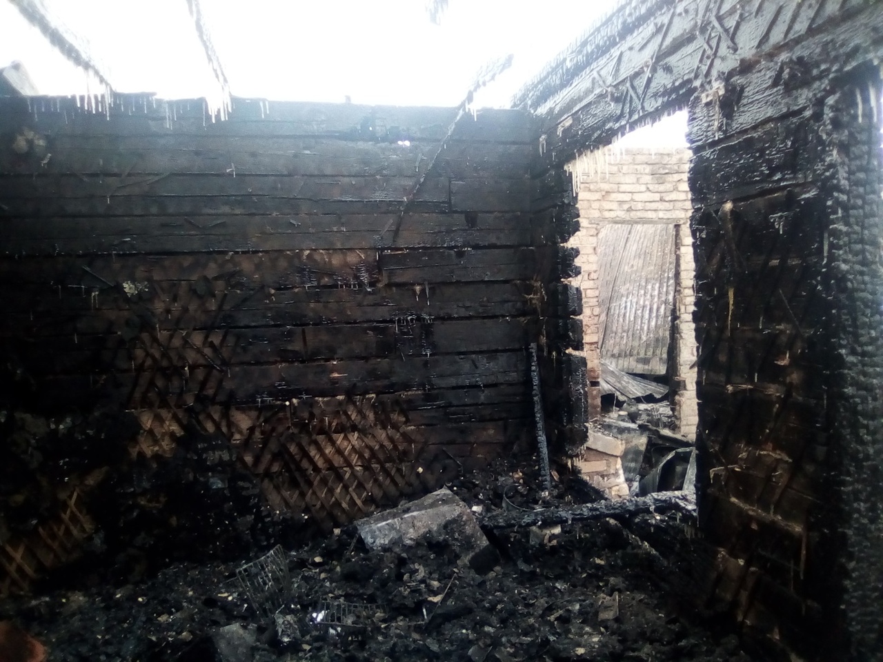 В Омске после страшного пожара две семьи остались без дома и вещей В Омске после страшного пожара две семьи остались без дома и вещей