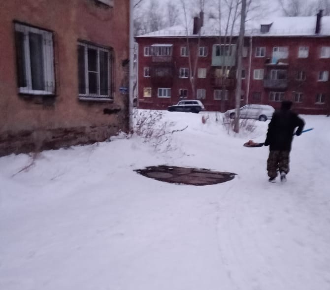 У рухнувшей трехэтажки в Омске расчищают вход У рухнувшей трехэтажки в Омске расчищают вход