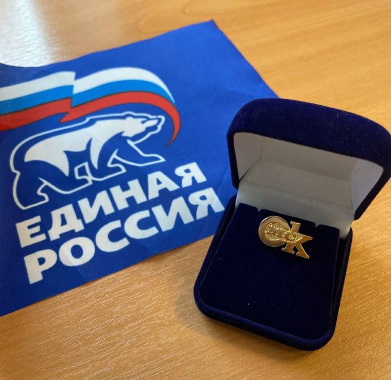 Мэр Омска Сергей Шелест получил памятный подарок от коллег из «Единой России» Мэр Омска Сергей Шелест получил памятный подарок от коллег из «Единой России»