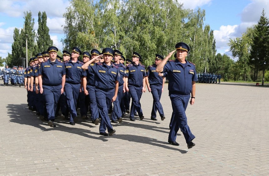 Генерал Корючин посвятил смотр строя и песни омского УФСИНа российскому флагу Генерал Корючин посвятил смотр строя и песни омского УФСИНа российскому флагу