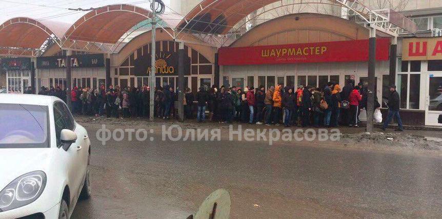 Омичи устроили столпотворение на раздаче бесплатной шаурмы Омичи устроили столпотворение на раздаче бесплатной шаурмы