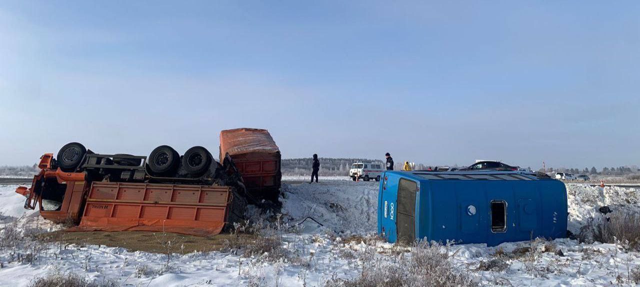 Появились кадры жесткого ДТП с опрокинувшимся пассажирским автобусом под Омском Появились кадры жесткого ДТП с опрокинувшимся пассажирским автобусом под Омском