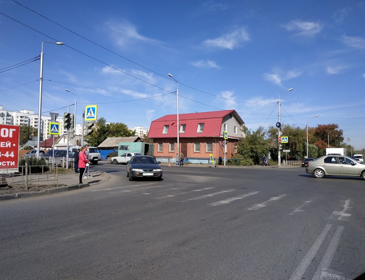 На Герцена в Омске вкопали обратно столб, которым насмерть придавило молодых супругов На Герцена в Омске вкопали обратно столб, которым насмерть придавило молодых супругов