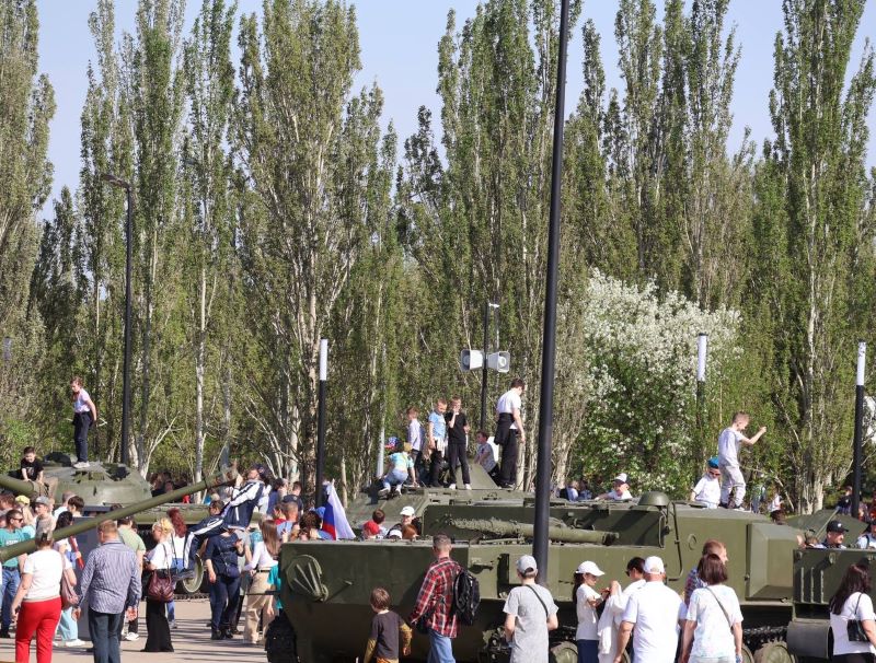 В обновленном парке Победы в Омске образовалась огромная очередь