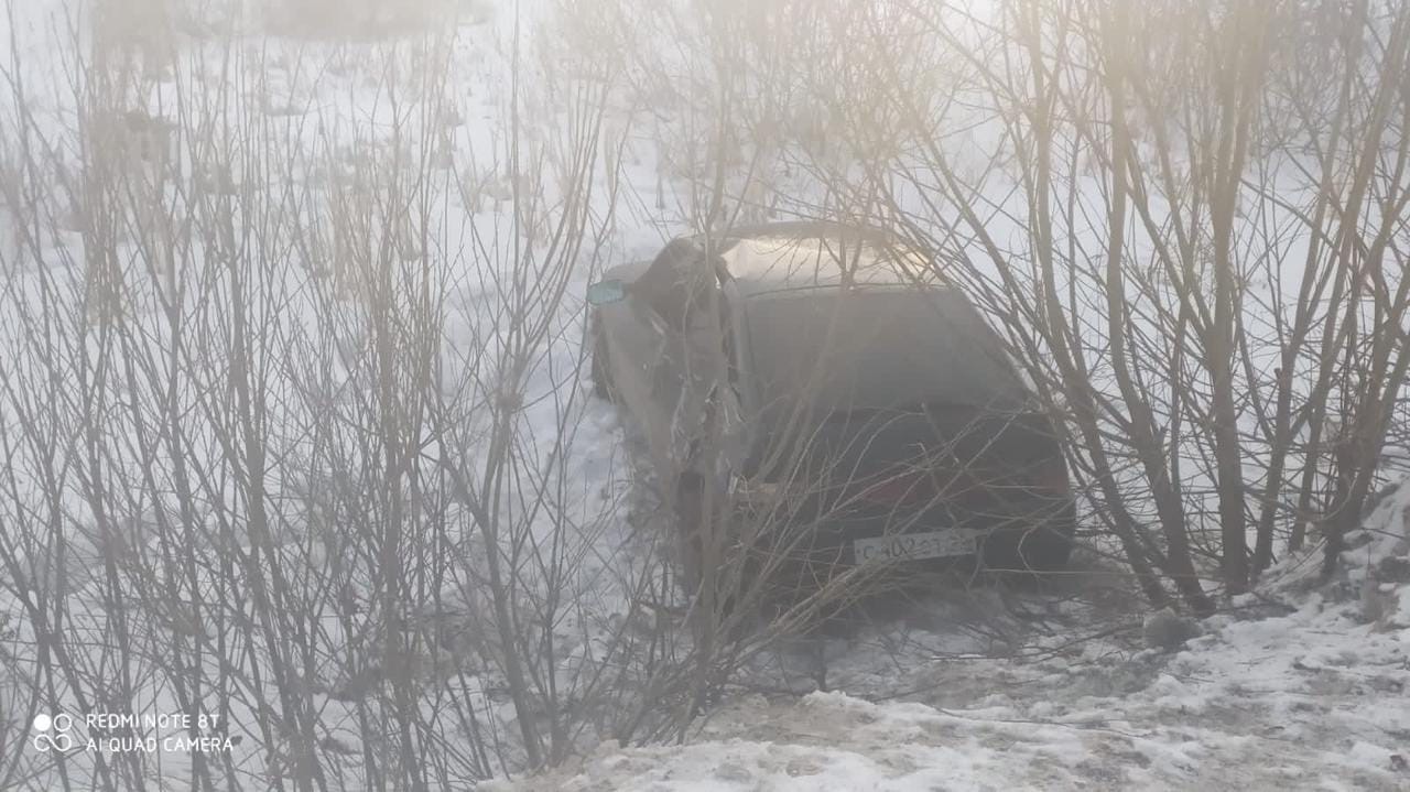 Под Омском автобус с пассажирами мощно протаранил легковушку Под Омском автобус с пассажирами мощно протаранил легковушку