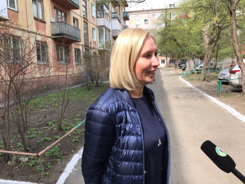 Сопредседатель «Оплота» спела с омскими ветеранами фронтовые песни Сопредседатель «Оплота» спела с омскими ветеранами фронтовые песни