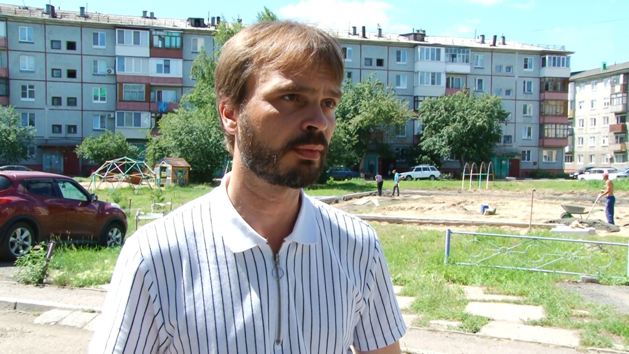 Павел Корольков ознакомился с ходом строительства спортплощадки на улице Коммунальной в Омске