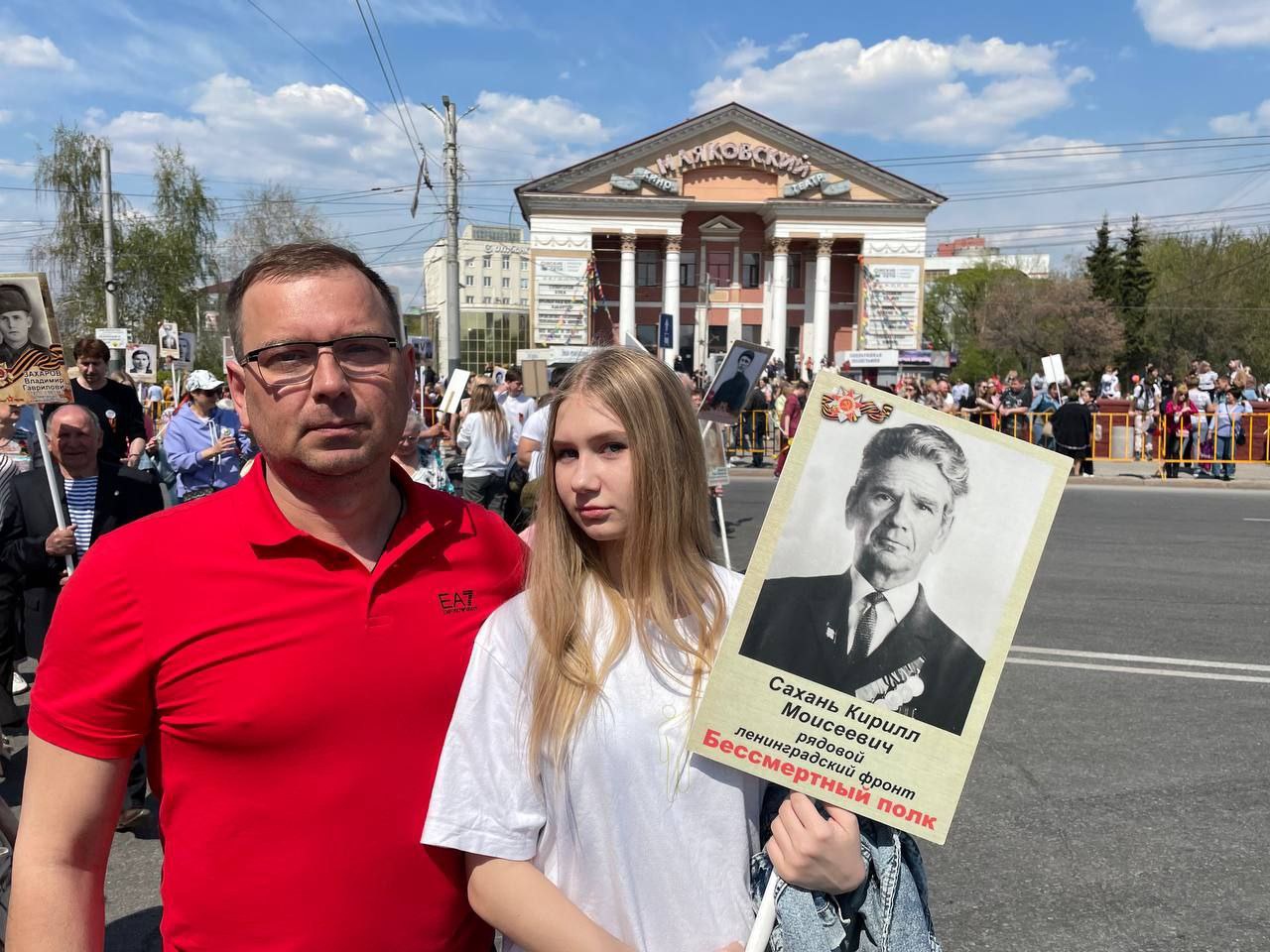 Омские единороссы почтили память родных – героев войны в шествии «Бессмертного полка» Омские единороссы почтили память родных – героев войны в шествии «Бессмертного полка»