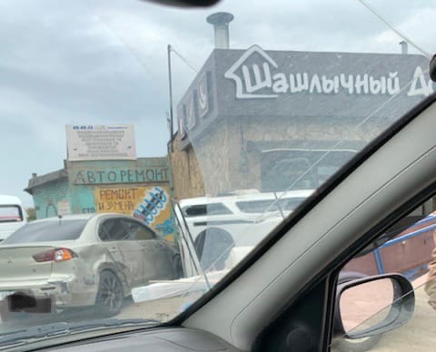 В Омске на улице Химиков произошло серьезное ДТП с опрокидыванием авто В Омске на улице Химиков произошло серьезное ДТП с опрокидыванием авто