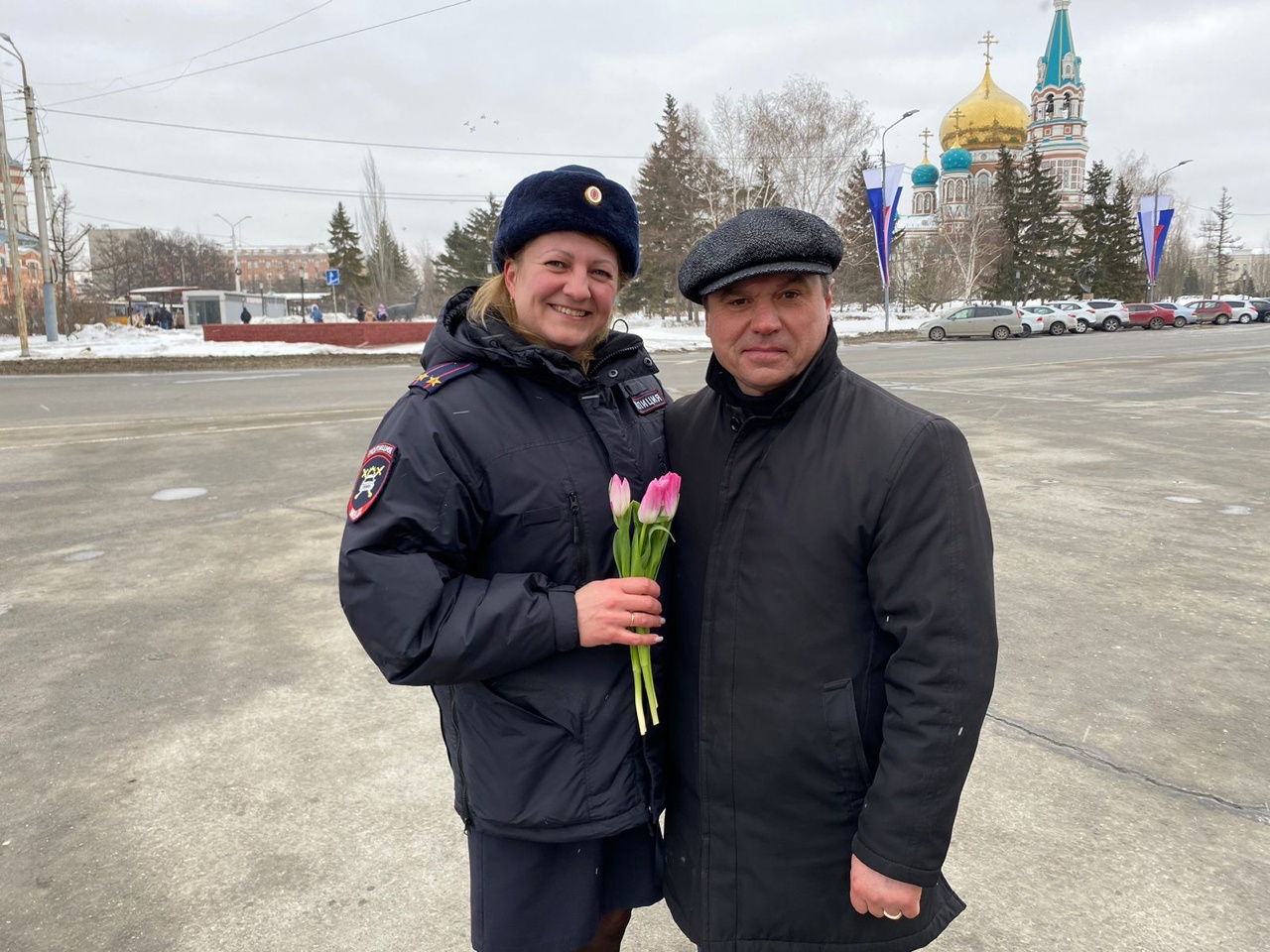Сотрудники Госавтоинспекции и Юрий Козловский поздравили автолюбительниц с Международным женским днем