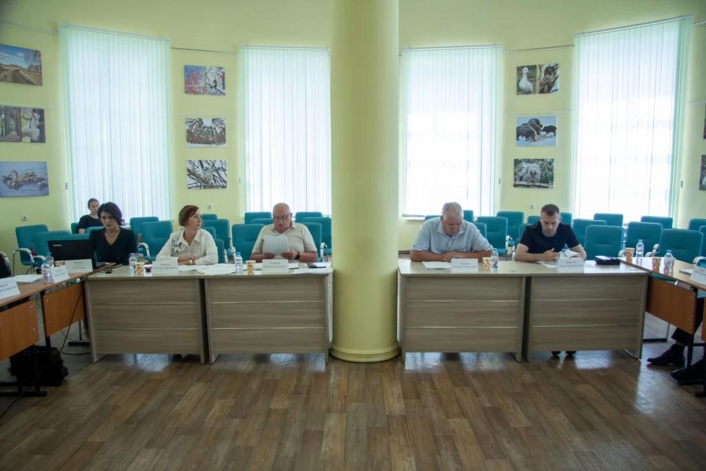 Последнее в седьмом созыве областного парламента заседание комитета по экологии прошло на свежем воздухе Последнее в седьмом созыве областного парламента заседание комитета по экологии прошло на свежем воздухе