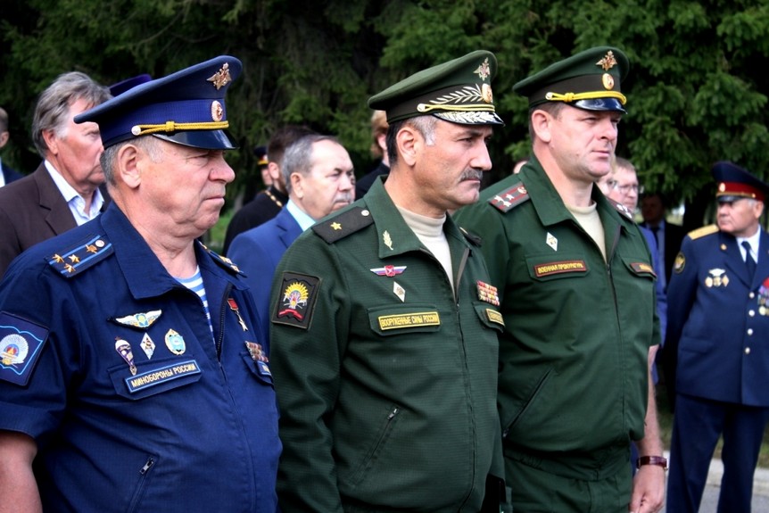 Генерал Корючин посвятил смотр строя и песни омского УФСИНа российскому флагу Генерал Корючин посвятил смотр строя и песни омского УФСИНа российскому флагу