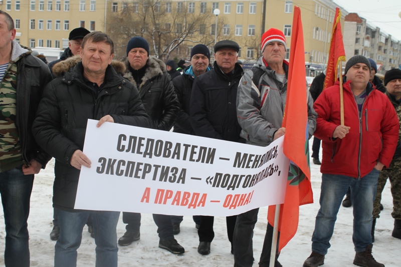 В Омске прошел митинг в защиту экс-командира 242-го Учебного центра ВДВ Олега Пономарева В Омске прошел митинг в защиту экс-командира 242-го Учебного центра ВДВ Олега Пономарева