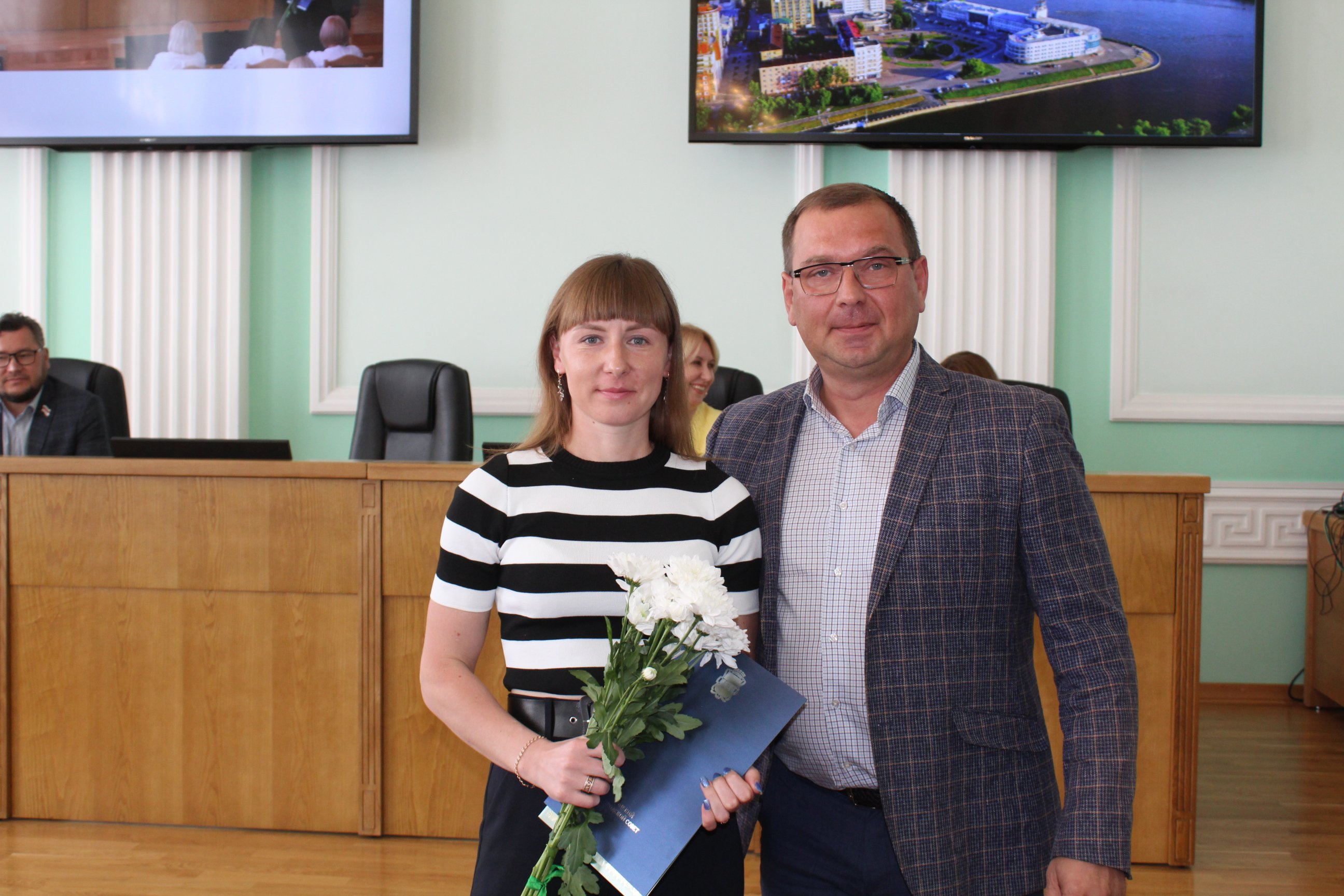 Депутаты горсовета торжественно отметили заслуги руководства омских КТОСов Депутаты горсовета торжественно отметили заслуги руководства омских КТОСов