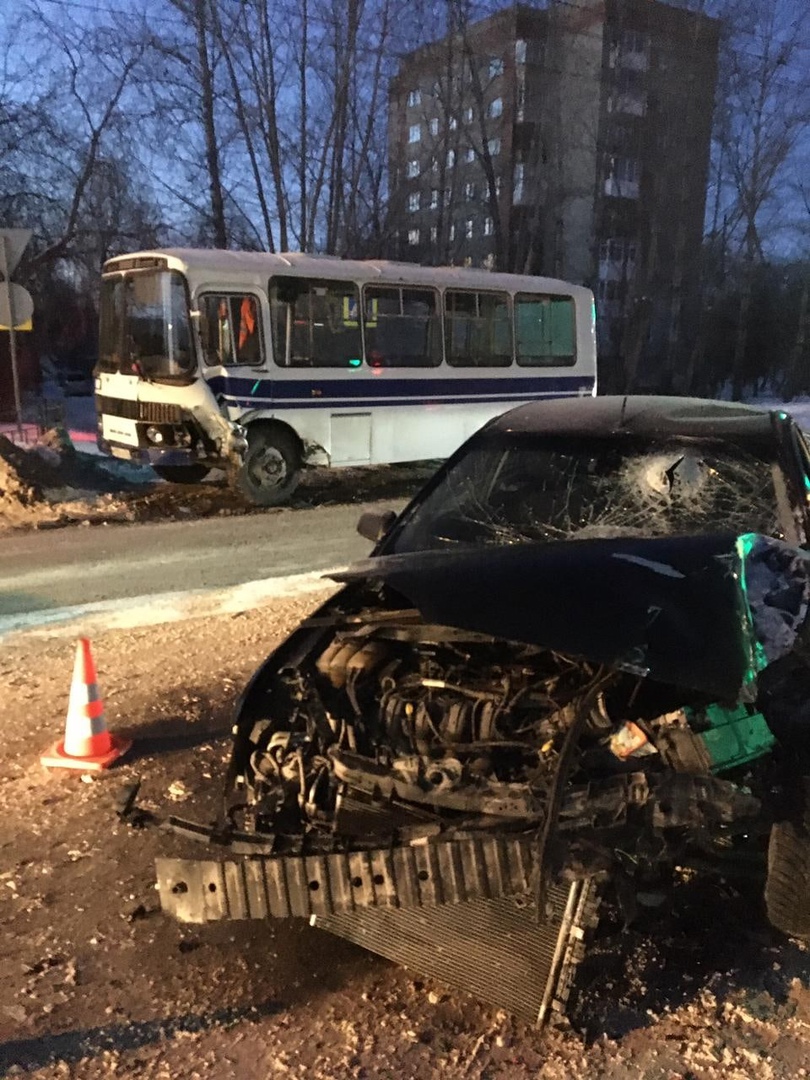 В Омске вновь разбился пассажирский автобус В Омске вновь разбился пассажирский автобус
