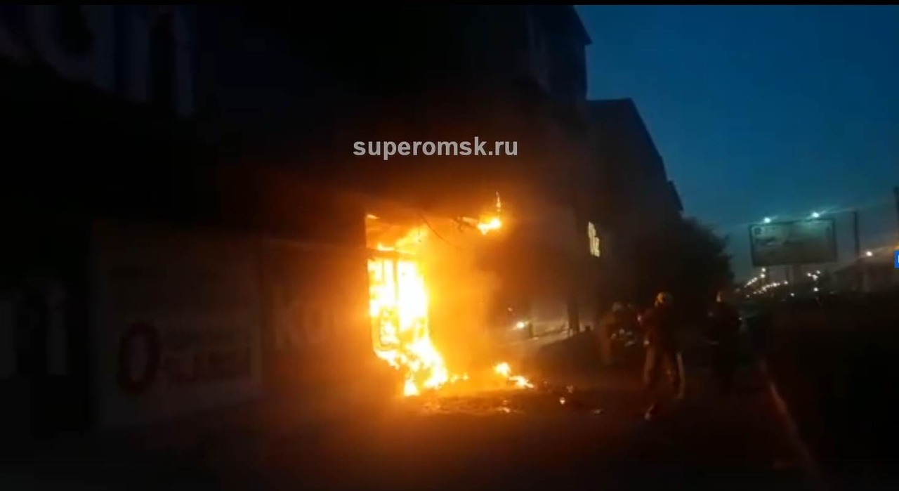 В Омске полыхал популярный магазин